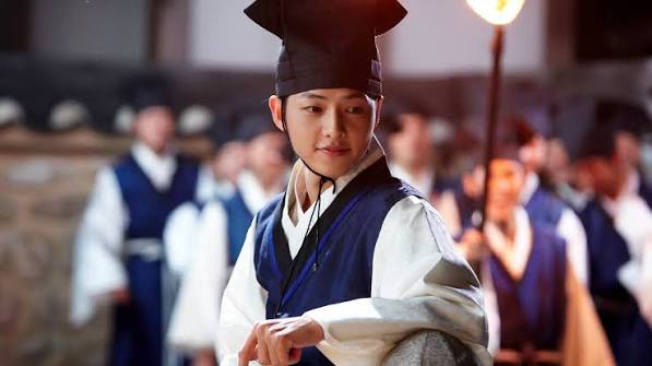 Song Joong-ki as Gu Yong-ha in Sungkyunkwan Scandal, wearing a scholar’s hat and blue-and-white robes.
